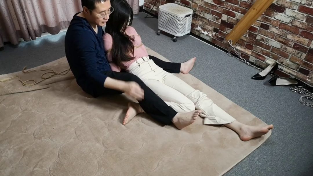 江奈 粉衫 白裤子 单腿吊-3