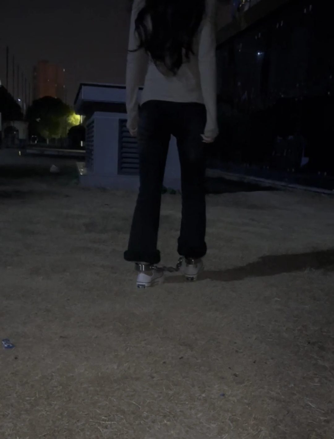 深夜戴脚镣外出的女孩-快步趟镣-被路人拍-1