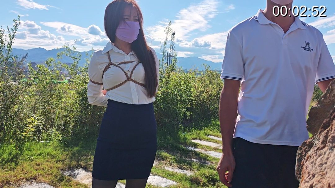 女m职业装户外捆绑露出-6