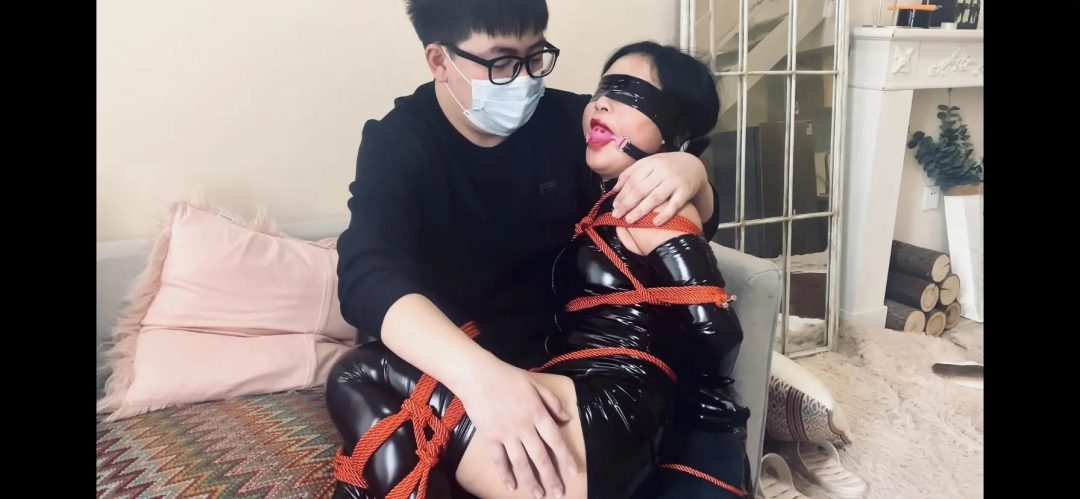 尺度升级，珈er穿着胶衣祈祷却遭遇绳缚地狱，m本性暴露。口球塞紧口水横流，抚摸玩弄，羞耻分腿，闷骚吐舌，后门露出，最后有亮点~-9