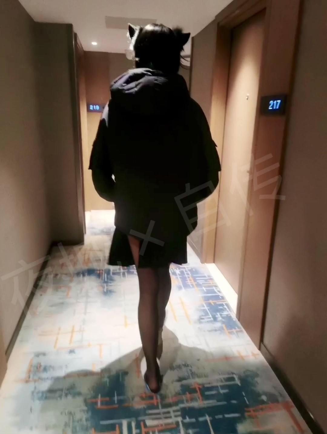 走廊里遛被伪装拘束的夜城，把手反绑起来，然后披上厚厚的羽绒服但是露出薄薄的黑丝腿，拉出去散步，由于在遛狗过程中引起了外人的注意，回到房间后，受到了用后面整根吞掉假金金的惩罚-2