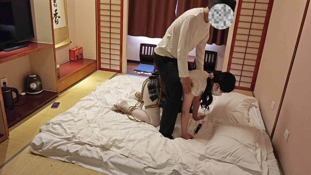 新妹子颖冉K9 SP初体验, 绑腰+爬行+抽打+踩踏-5