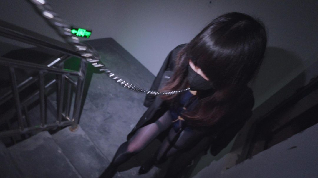 《玫瑰的日记Ⅱ》玫瑰身着黑丝性感侦探服踏着高跟鞋被带到天台，链子拴在栏杆上，这种暴露在外的感觉让她异常兴奋。以至于后来的踩踏和耳光都无比享受，强制时更是爽到猛翻白眼！-1