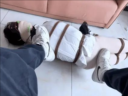 多达六重封嘴，使劲呼救才挤出来一点点呻吟声，全封闭呼吸游戏长达6分半钟，崩溃挣扎-4