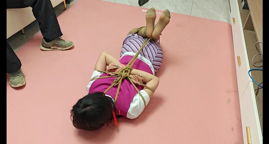年轻小空姐被捆绑挣扎TK-6