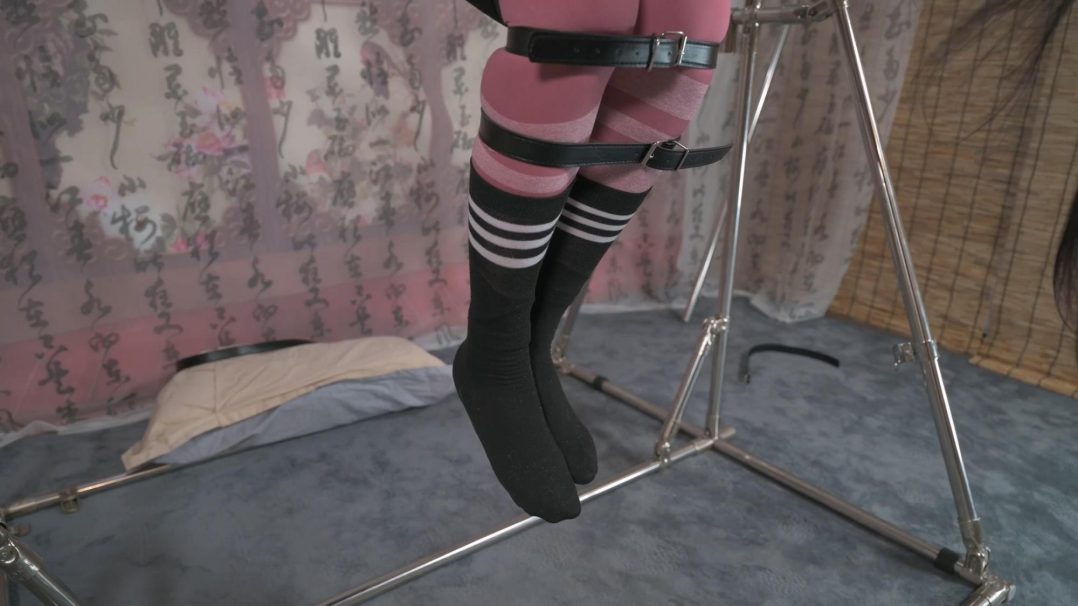 高挑妹子屈体吊缚，终于给她整哭了--瑜伽服、口球、口水、皮带、悬吊、电击装置-5