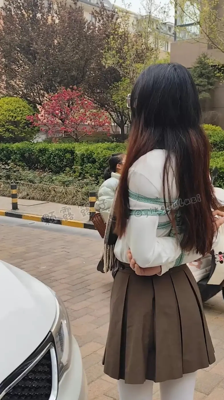 户外捆绑篇4 白丝短裙游公园，电击 抽搐，步行街捆绑露出散步-1