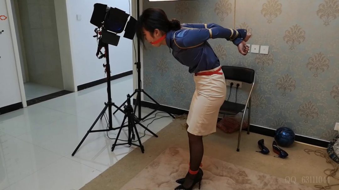 夏云职业装被绑-4
