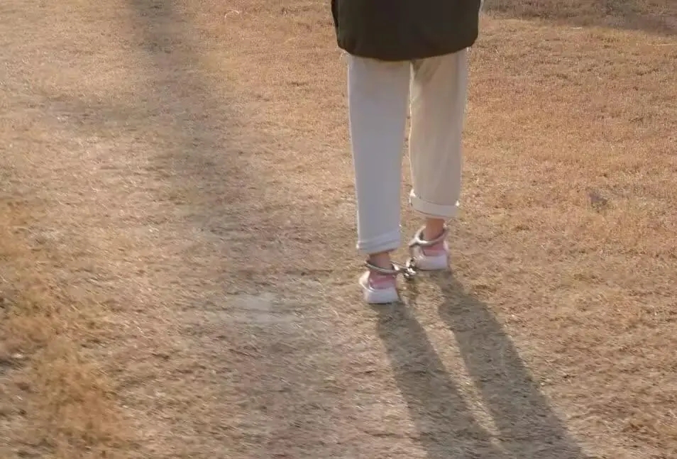 白天户外戴脚镣行走，妹子脚腕都磨肿了-4