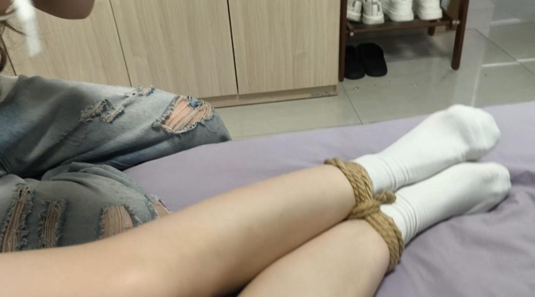 （微剧情）原味堵嘴 被迫闻脚袜 玩弄玉足 呻吟声勾人心魄-1