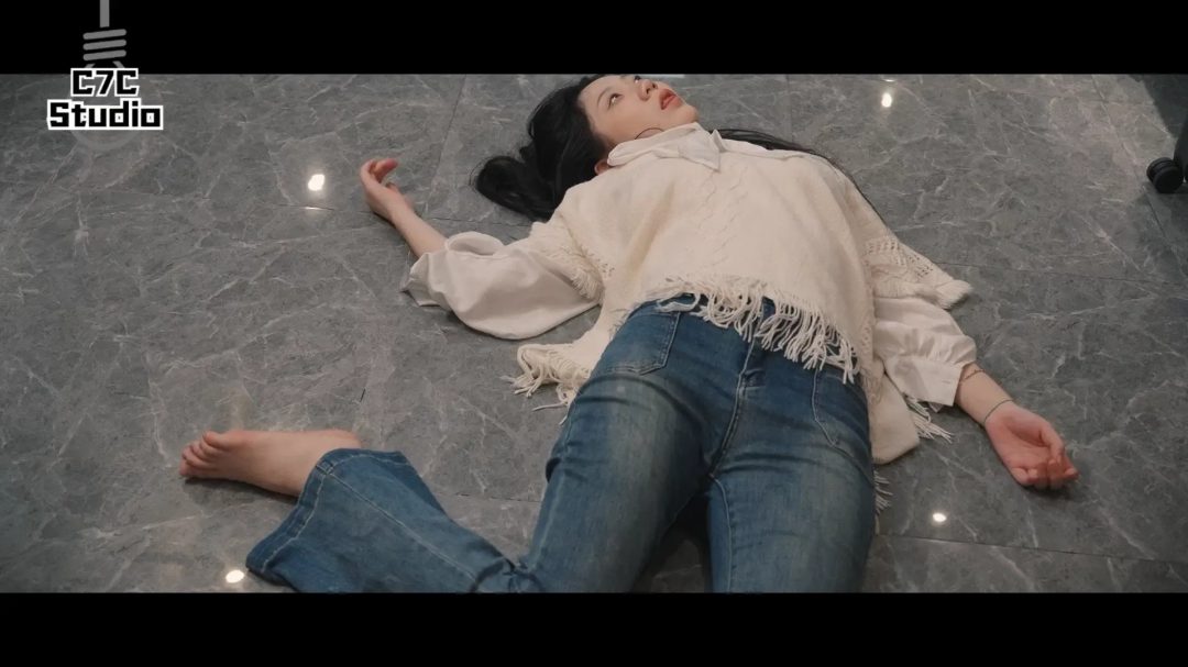 《错误情报》美女商业间谍敷衍客户造成严重后果光脚牛仔裤被客户翻白眼挣扎后-5