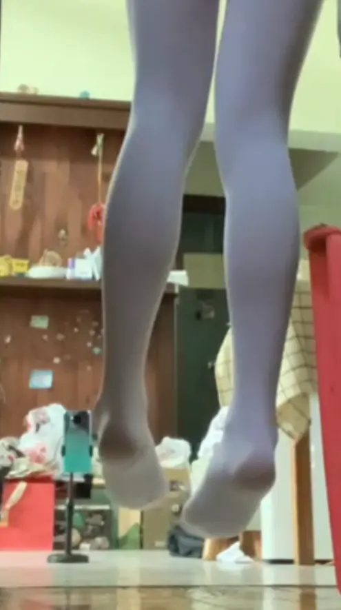 母狗小模特的脚镣绞刑失禁合集-6