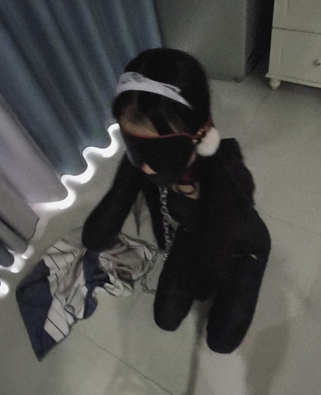 溪溪k9捆绑训练 给溪溪绑成小狗训练4肢走路，第一次不太熟练，拿着小鞭子狠狠督促一下-3