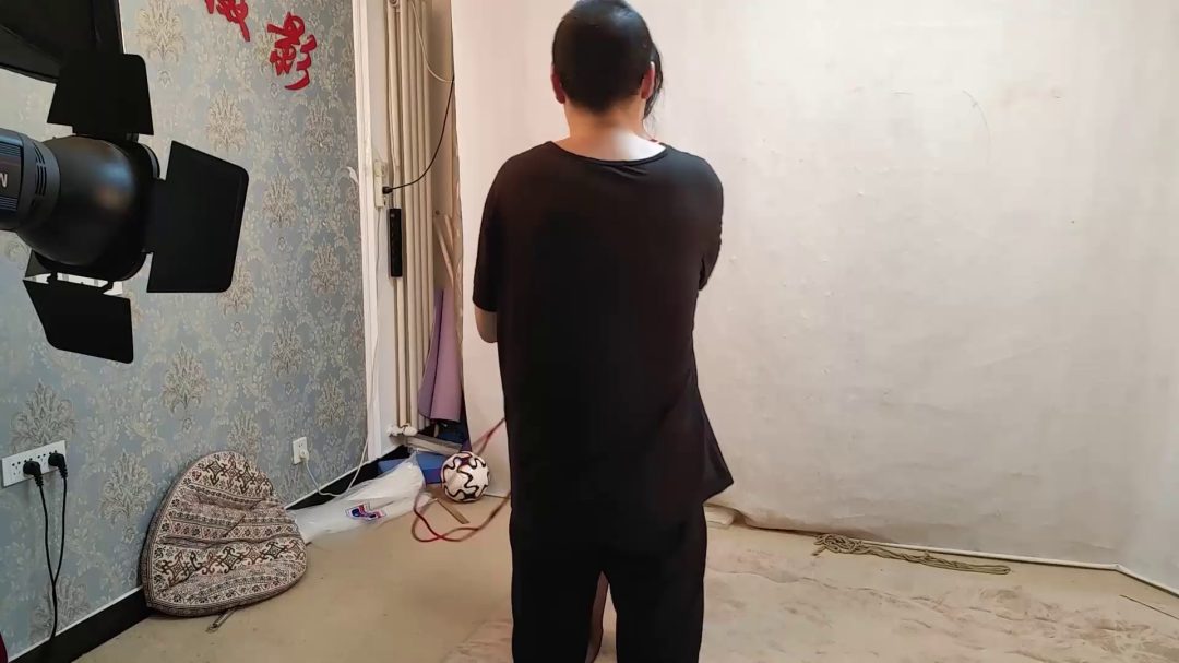 齐玉职业装悬吊转圈 忍耐力好-4