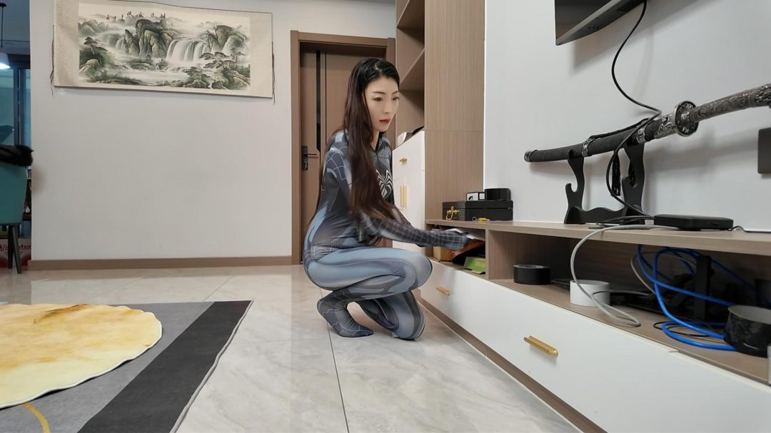 被束缚的女蜘蛛-4