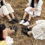 4个女孩的户外镣铐游戏