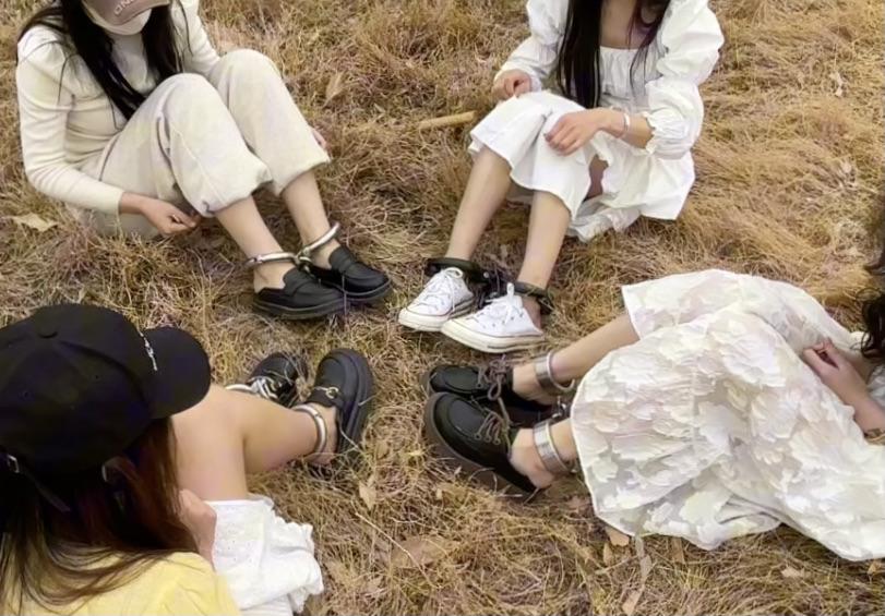 4个女孩的户外镣铐游戏-1