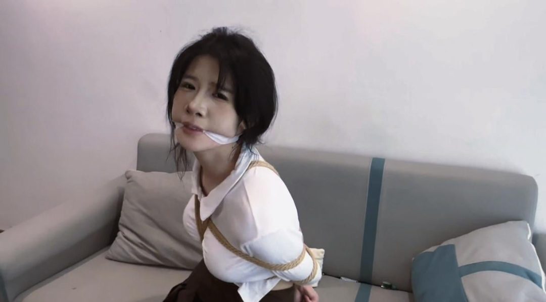 《劫》清纯伊一被歹徒尾随入室捆绑-4