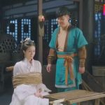 白衣女子和家仆困在黑屋，女子被绑了起来，竟是为了包扎和喂饭