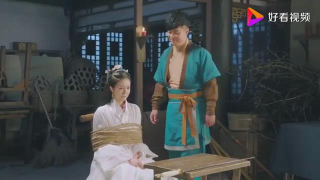 白衣女子和家仆困在黑屋，女子被绑了起来，竟是为了包扎和喂饭-1
