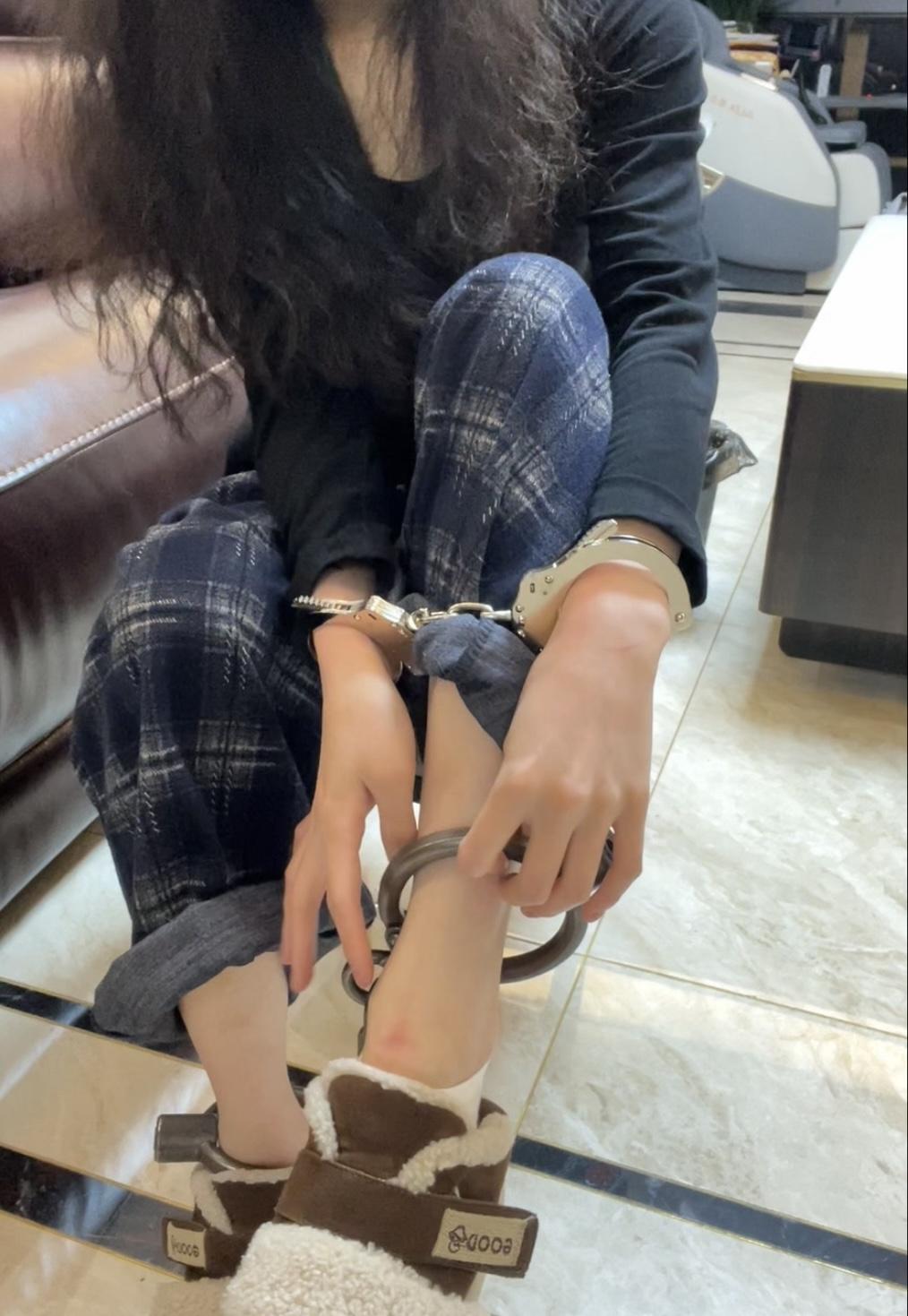 戴镣铐生活的大二女生-宅家日常-2
