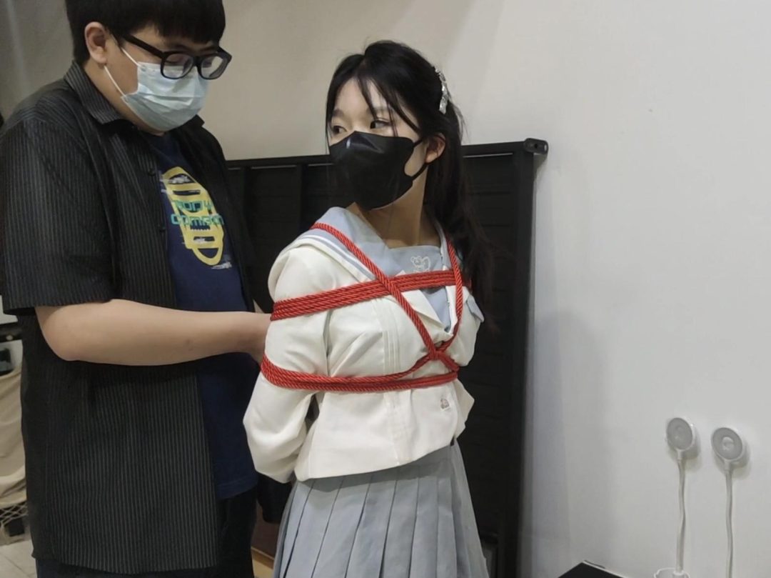 【松子】18岁活泼小女生松子约绑初体验，小话痨，jk白丝马尾，单腿吊，口球太大露出小兔牙，被诱骗吃柠檬，引发大量粘稠口水，最后浑身疲软躺在我的腿上-13