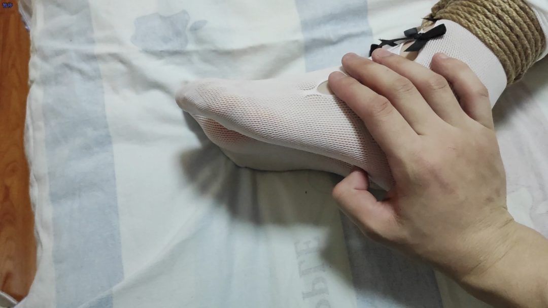 大学生 连衣裙 蝴蝶结 白袜 白色内衣 捆绑双脚 床上挣扎 眼罩 挣扎 呻吟 白袜玉足-10