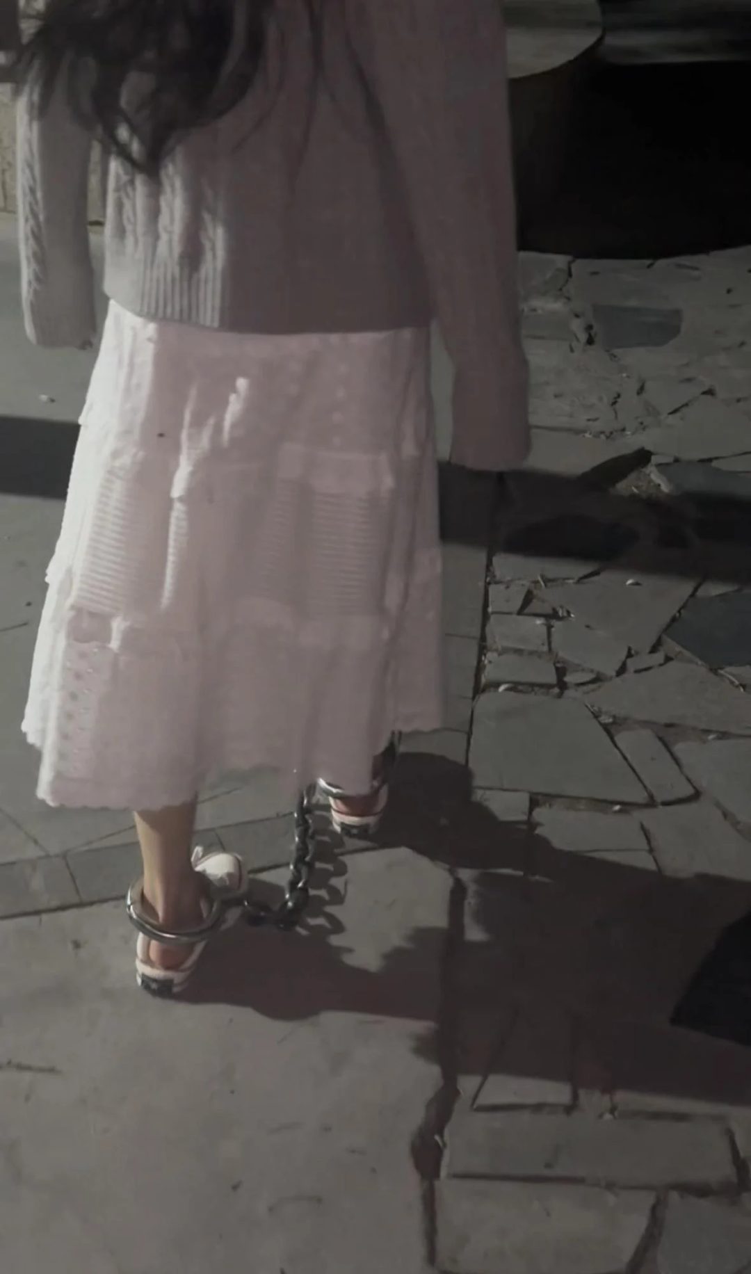 深夜戴脚镣外出的女孩-快步趟镣-被路人拍-3
