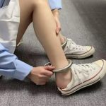 帆布鞋妹子脚镣佩戴体验测评