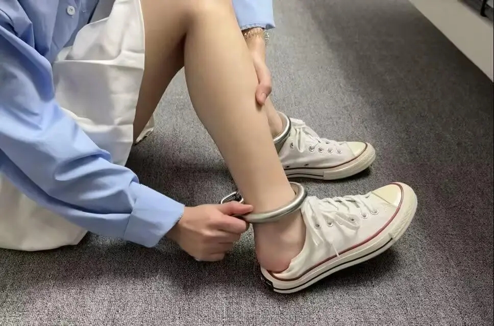 帆布鞋妹子脚镣佩戴体验测评-1