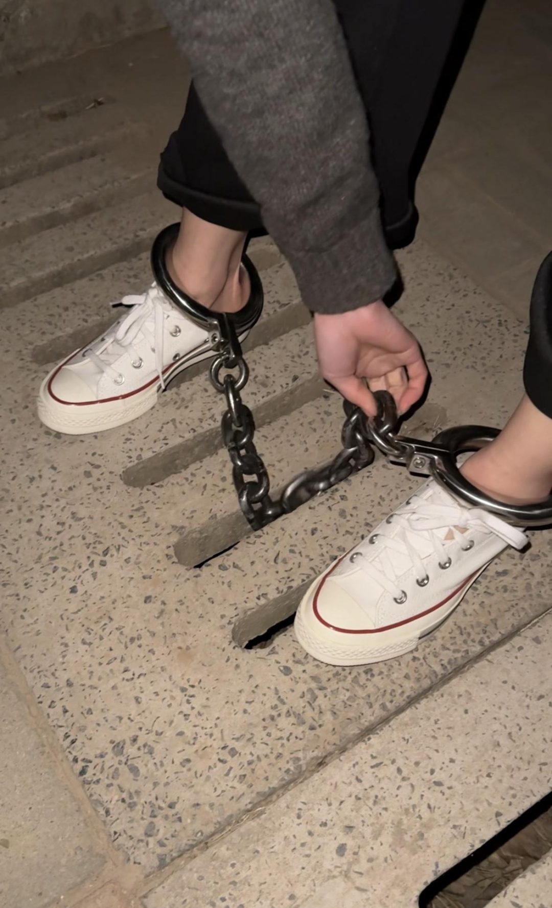 女孩深夜严厉的脚镣外出-多幅脚镣-责脚后跟-2