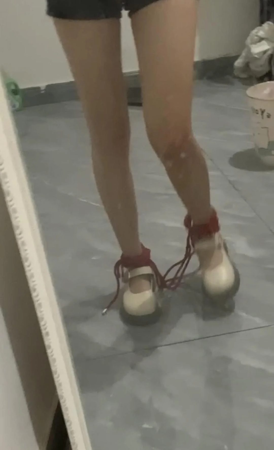 女大学生绳子捆脚-铁链锁脚-脚镣-1