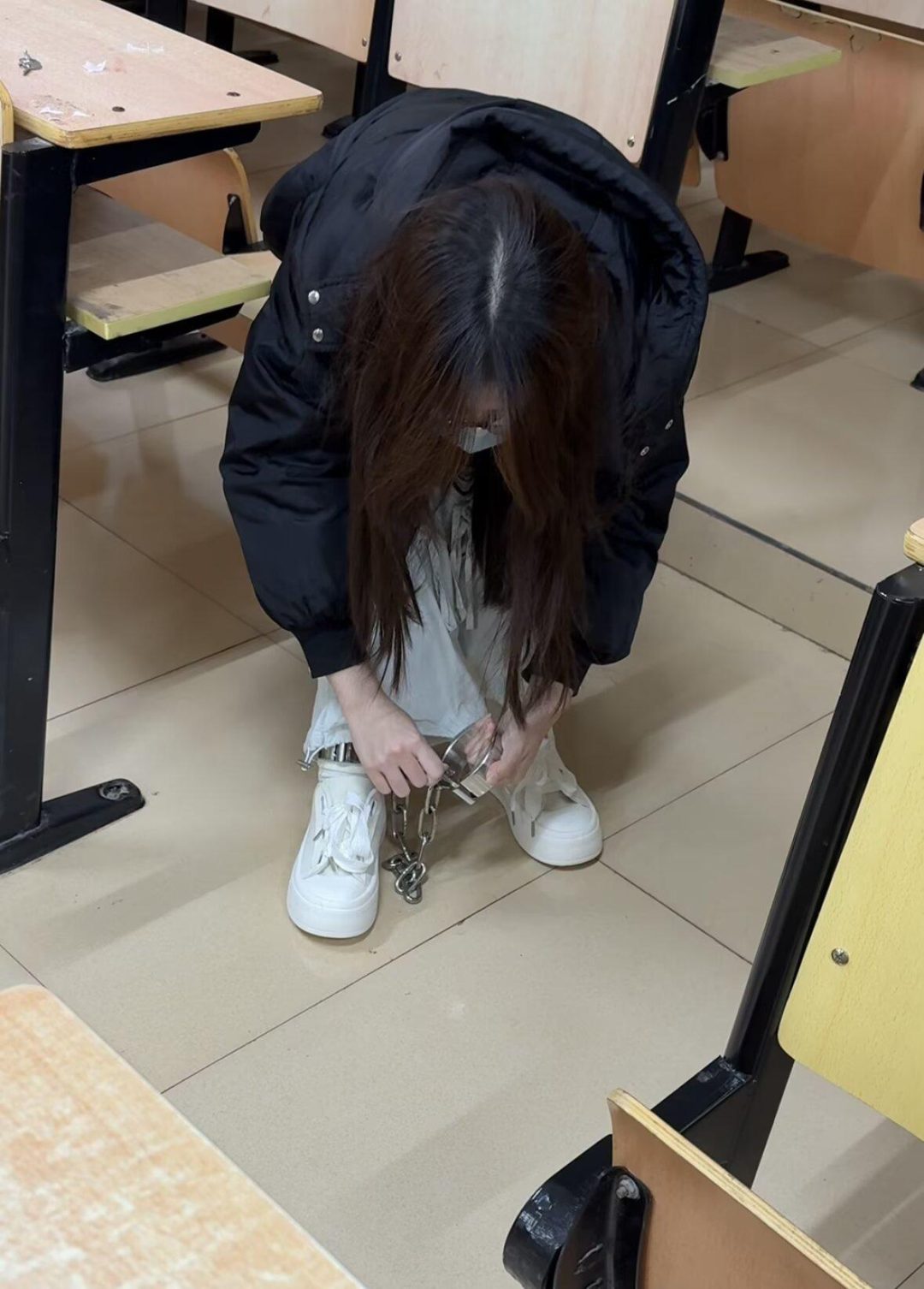 在校大二女生教室玩脚镣-戴镣在校园走路-3