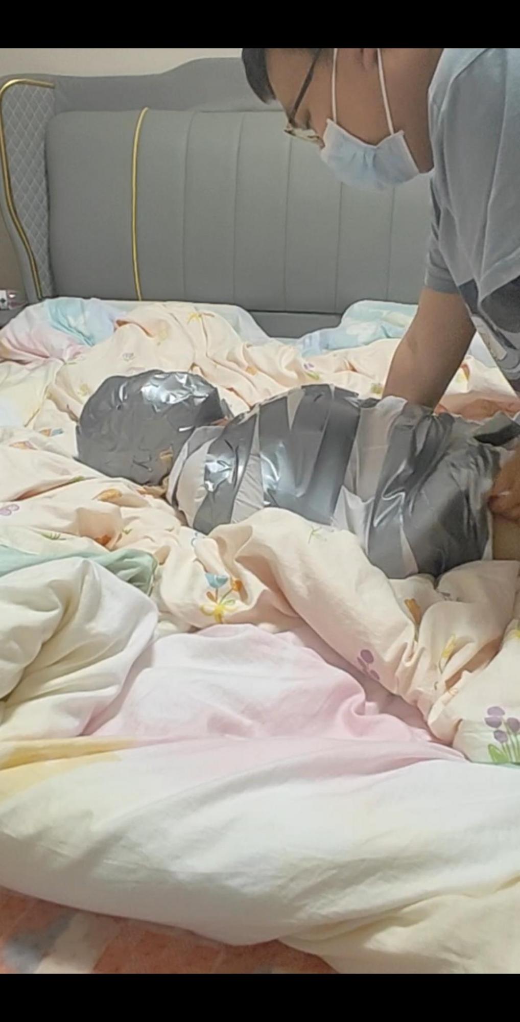 银色胶带木乃伊调教骚妇媳妇，有抽搐哭泣-5