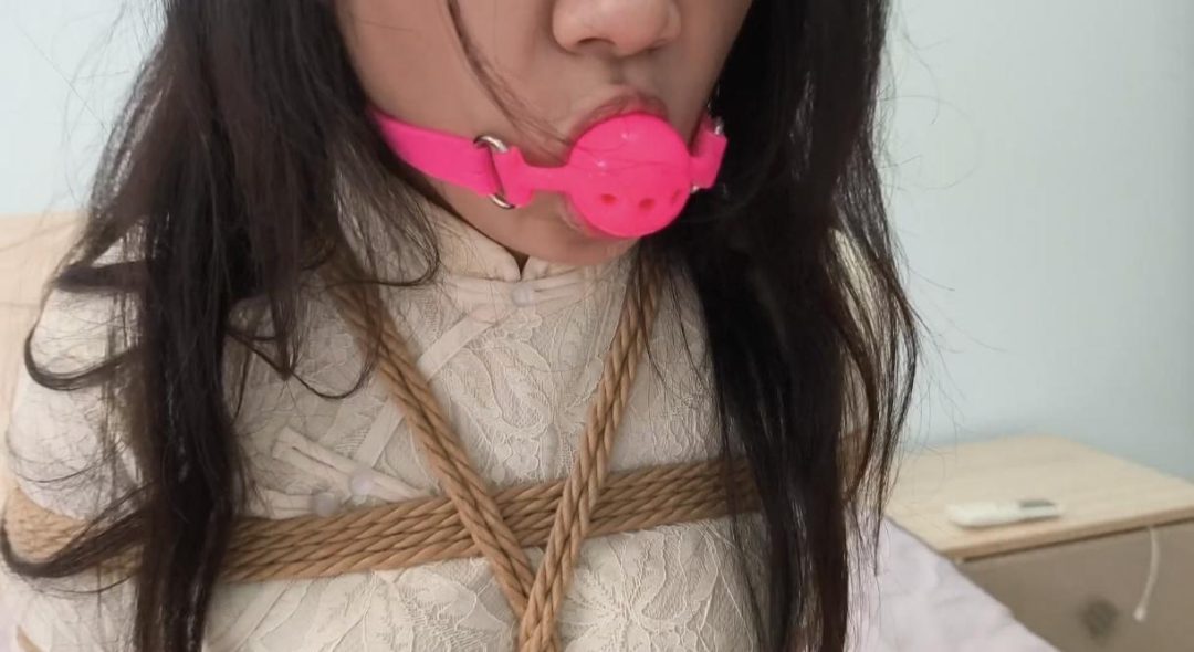 极品身材旗袍+超绝肉丝+日式紧缚+多节并腿缚+放置挣扎+挠脚心+口球流水+原味丝袜堵嘴+足控福利 超紧口球 想吐出来无奈口球太紧只能看着口水流到腿上～-7