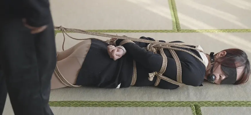 被捆绑的她，原因是个啥-2