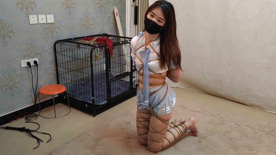 杨蕊超短学生服全身紧缚 满身的绳痕-4