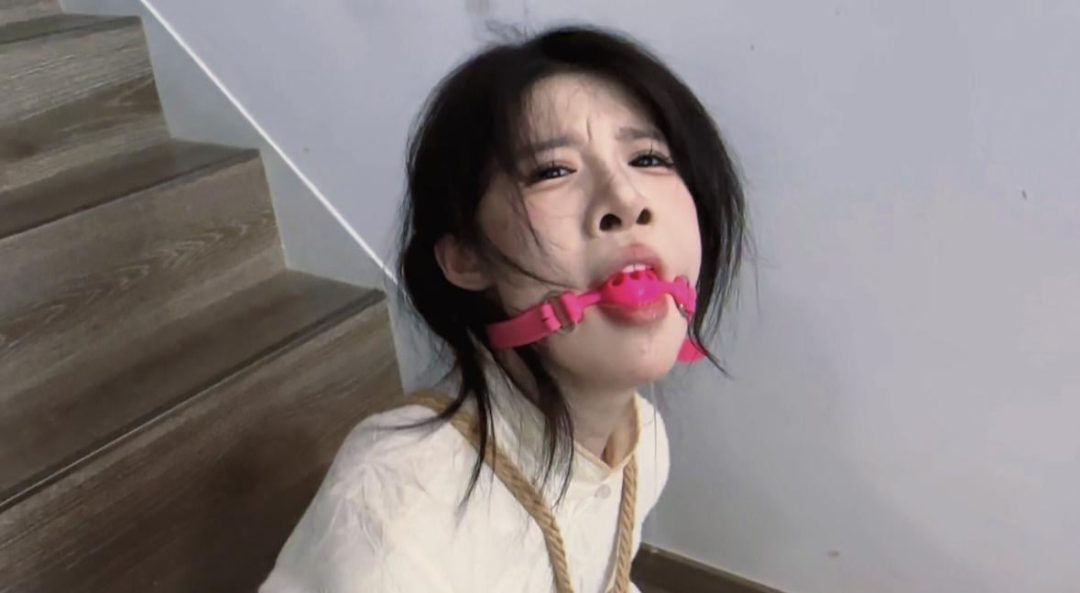 《招聘骗局》旗袍 肉丝 日式紧缚 放置 楼梯 口球 流口水-8