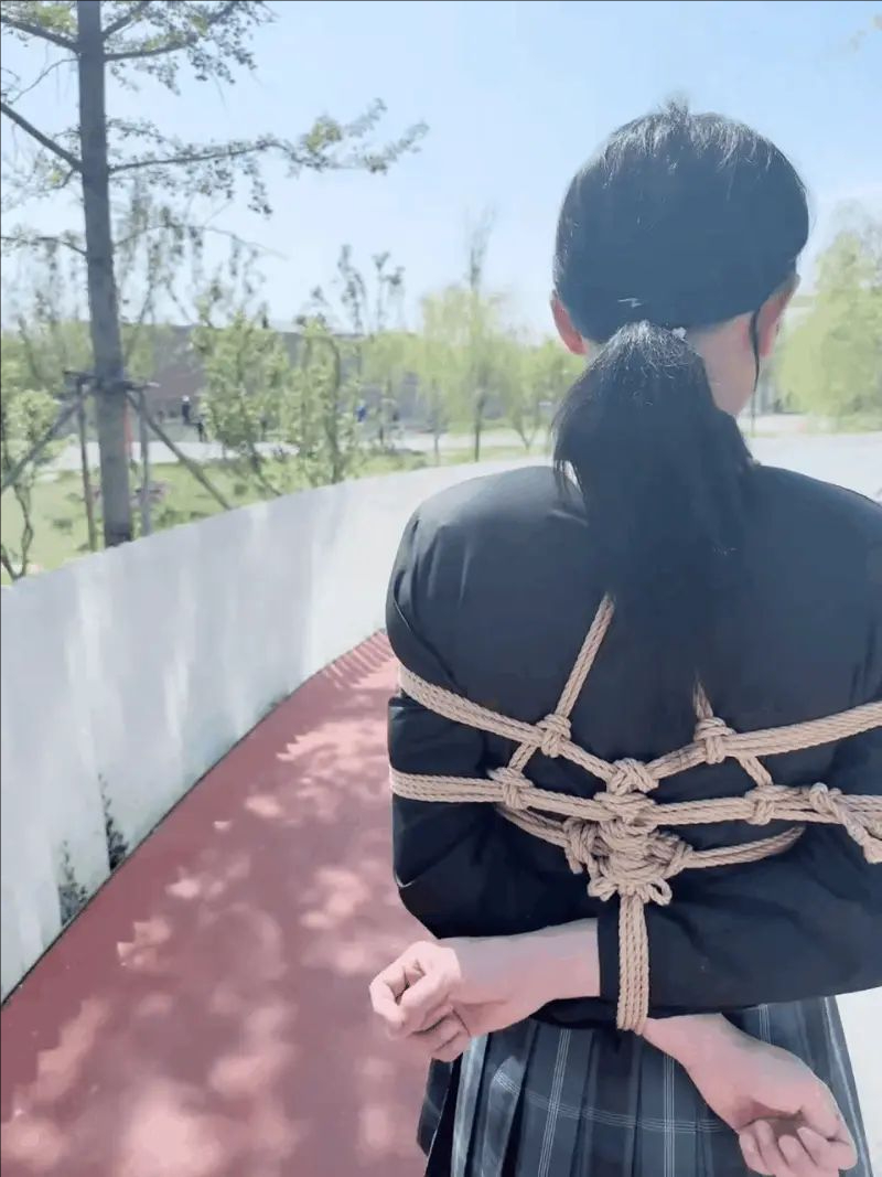 【冥想原创】驷马开车带到公园里玩，全身紧缚在人来人往的公园里穿行-4