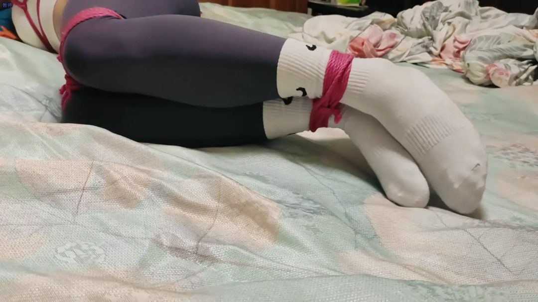 【墨色】瑜伽裤少女醒来发现被捆绑挣扎 瑜伽裤白袜床上捆绑 挣扎超卖力 大量白袜脚底特写-3