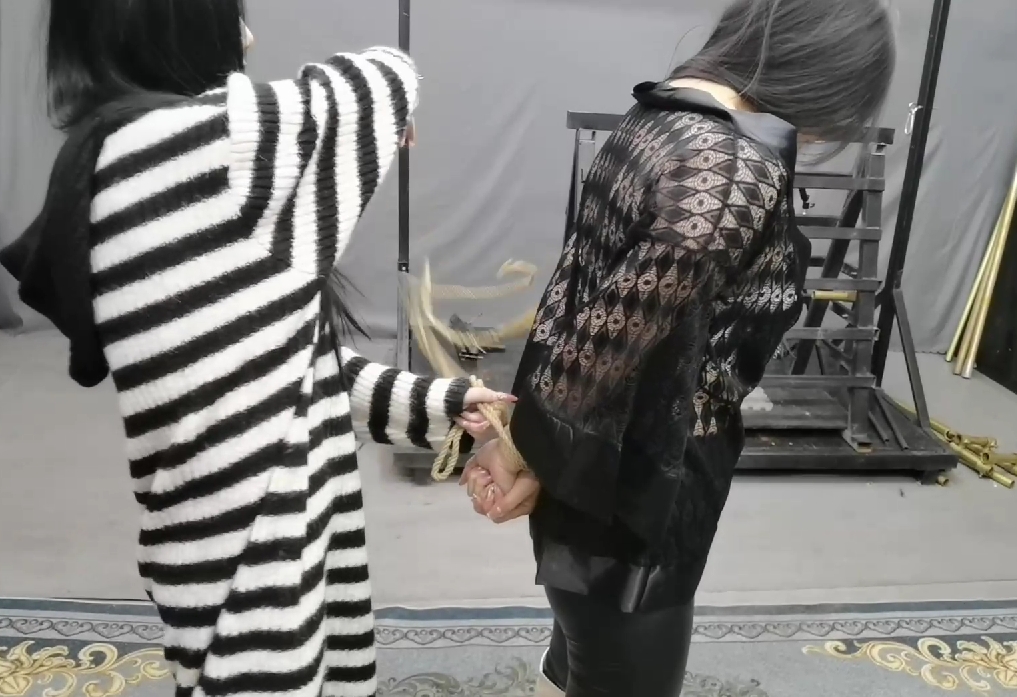 皮裤长靴姐姐被妹妹捆绑玩弄 女女百合调教1-3