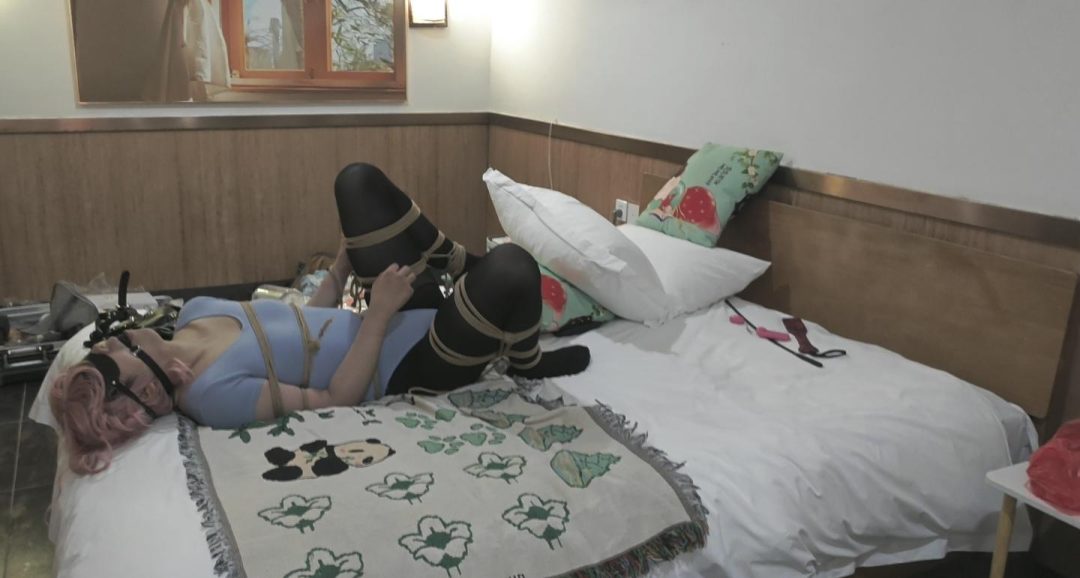 房洞里的黑丝体操服-2