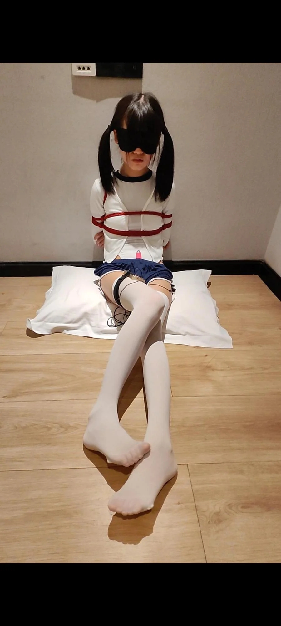 霄酱第三集（上）体操服霄酱原味袜子+肌肉贴堵嘴+椅子M腿+鸭子坐郊狼折磨+坐在地上摆漂亮的姿势+崩溃时求baba放过-1