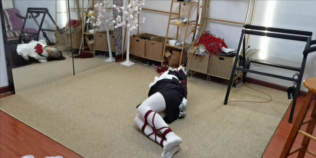 苏式校服直臂紧缚放置，海绵球加胶带堵嘴，双手也被缠成球球-1