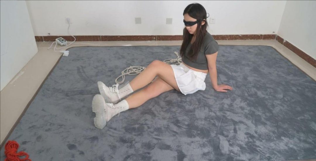 长腿妹子直臂驷马缚--透明靴子、白袜、Hogtied、挣扎-2