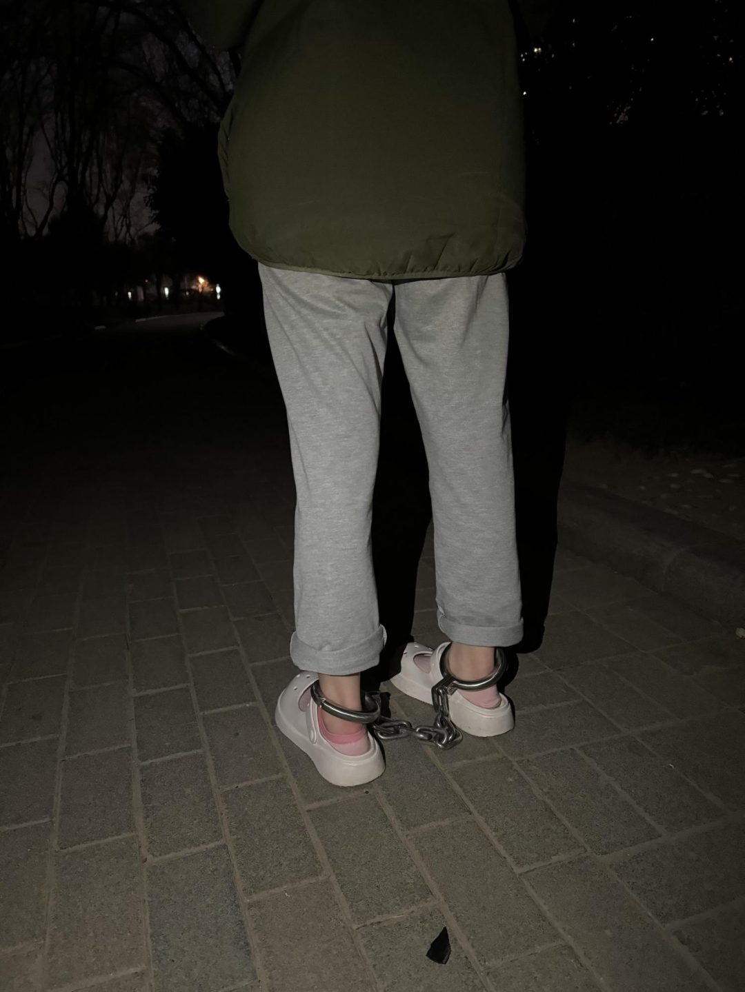 18岁高中生妹子户外脚镣行走，夜间两公里-4