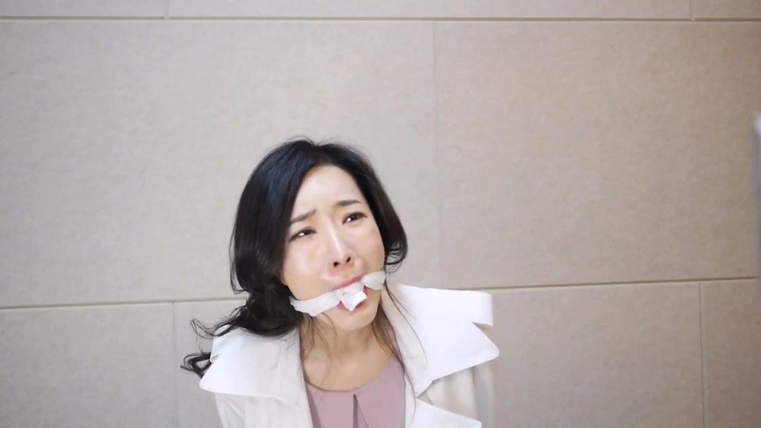 韩国网红堵嘴 发出呜呜声-4