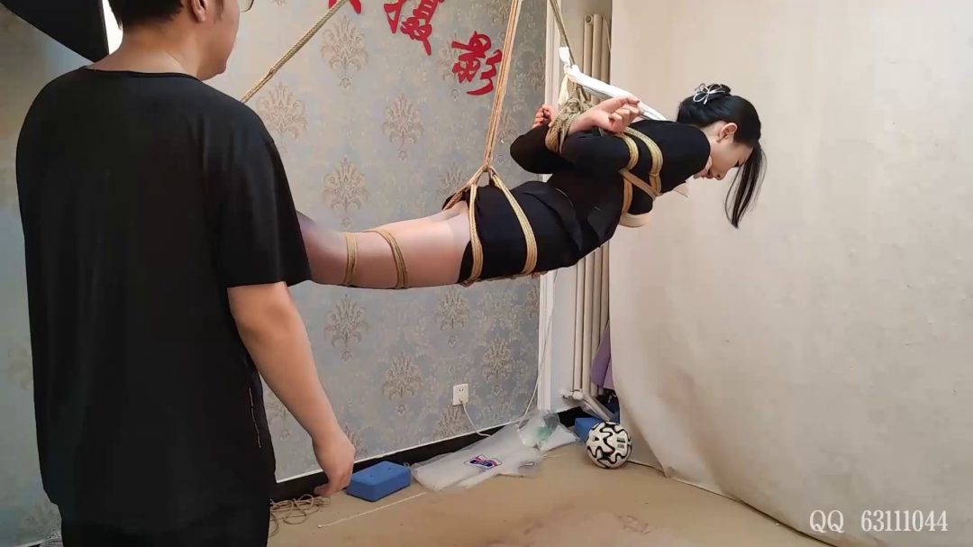 苏樱女秘书尝试空中悬吊-7
