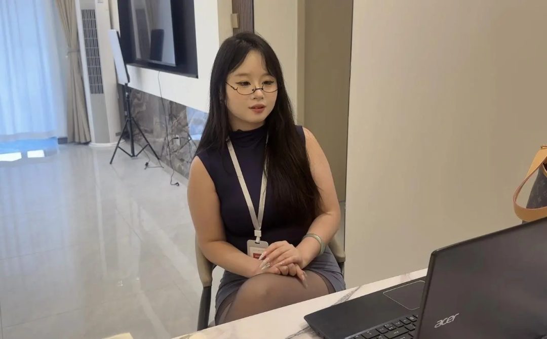 【悦己工作室】女秘劫难 黑丝职业装女秘书负责帮老板面试一名私人司机，不料来面试的原来是一名劫匪，不知情的秘书面试结束后准备下班回家，被劫匪捆绑，口球，胶带堵嘴，比她说出银行卡密码，最后被胶带堵嘴带上眼-5