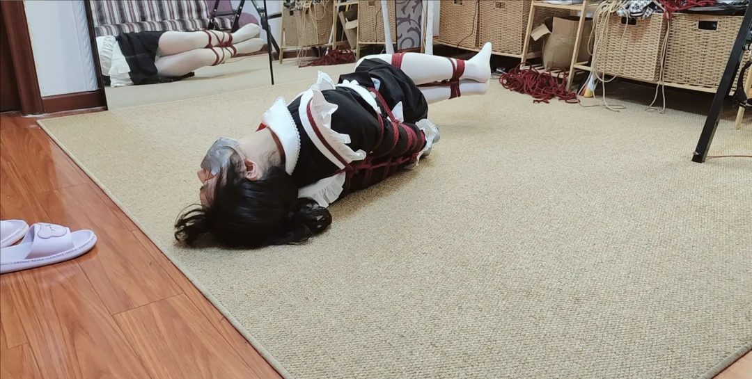 苏式校服直臂紧缚放置，海绵球加胶带堵嘴，双手也被缠成球球-6